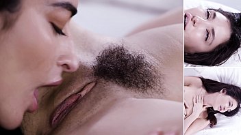 Женщина онанирует здоровенным латексным пенисом пилотку и демонстрирует кайф во времячко струйного сквирт оргазма